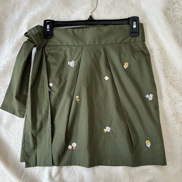 ❤️2/$15 or 3/$21❤️ J. Crew Olive Embroidered Miniskirt w/Tie Waist, Size 00 - Picture 5 of 12